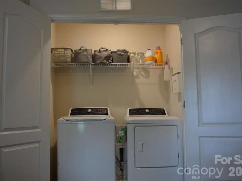 7218 Cuddington Drive, Charlotte, NC 28215.  MLS# CAR4407800, YatesRealty ID 43327. 