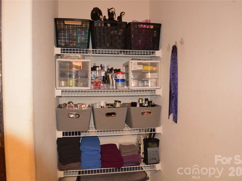 7218 Cuddington Drive, Charlotte, NC 28215.  MLS# CAR4407800, YatesRealty ID 43327. 