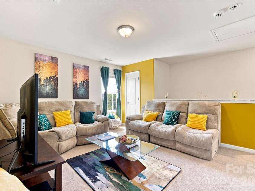 7218 Cuddington Drive, Charlotte, NC 28215.  MLS# CAR4407800, YatesRealty ID 43327. 
