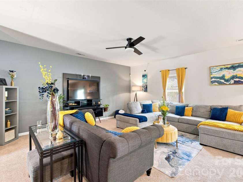 7218 Cuddington Drive, Charlotte, NC 28215.  MLS# CAR4407800, YatesRealty ID 43327. 