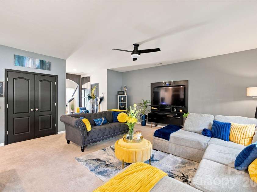 7218 Cuddington Drive, Charlotte, NC 28215.  MLS# CAR4407800, YatesRealty ID 43327. 