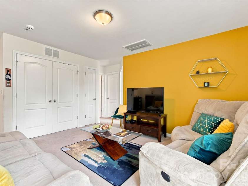 7218 Cuddington Drive, Charlotte, NC 28215.  MLS# CAR4407800, YatesRealty ID 43327. 