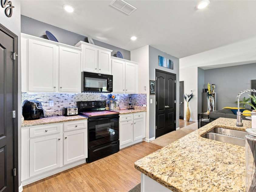 7218 Cuddington Drive, Charlotte, NC 28215.  MLS# CAR4407800, YatesRealty ID 43327. 
