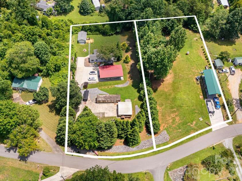 340 and 298 Apache Path, Marion, NC 28752.  MLS# CAR4405014, YatesRealty ID 43330. 