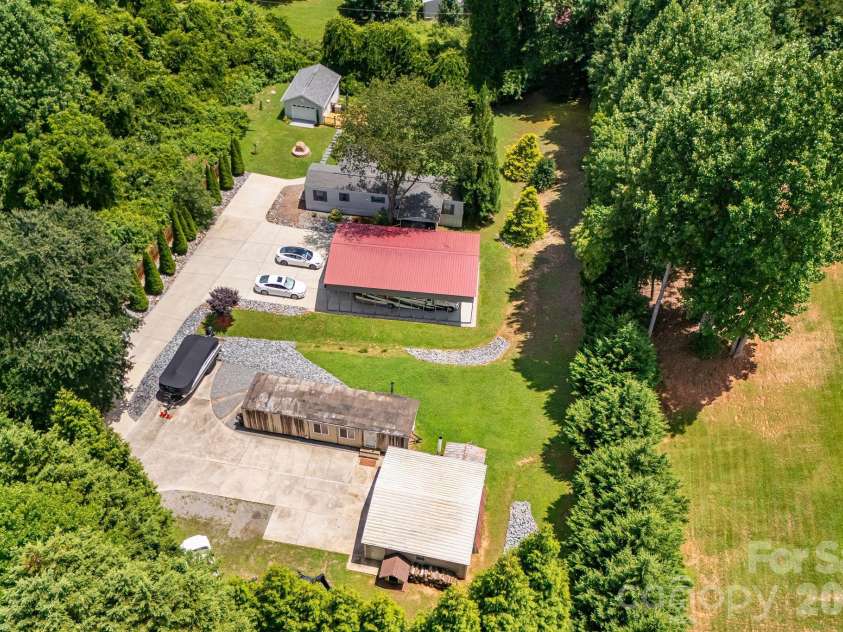 340 and 298 Apache Path, Marion, NC 28752.  MLS# CAR4405014, YatesRealty ID 43330. 