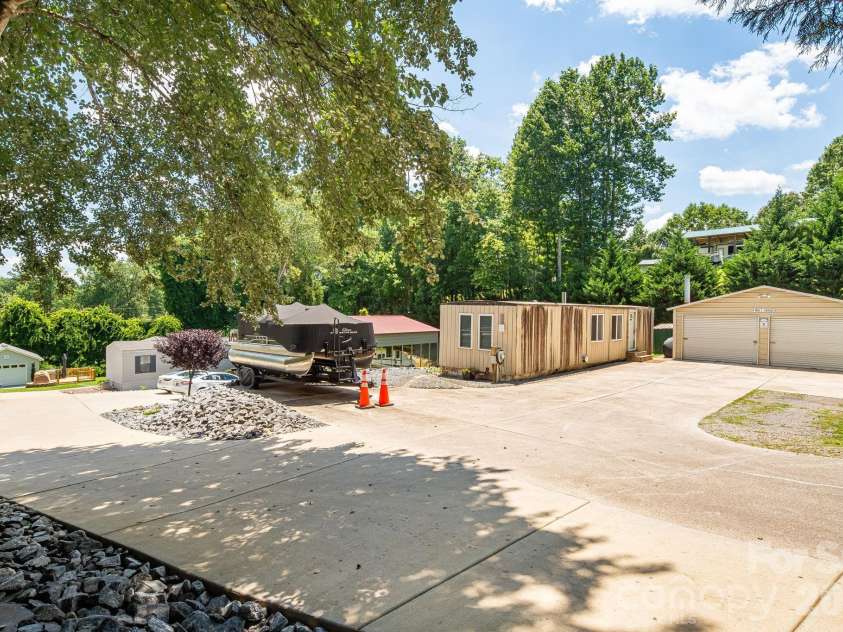 340 and 298 Apache Path, Marion, NC 28752.  MLS# CAR4405014, YatesRealty ID 43330. 