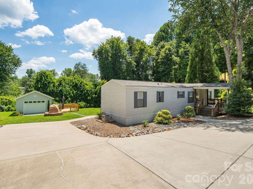 340 and 298 Apache Path, Marion, NC 28752.  MLS# CAR4405014, YatesRealty ID 43330. 