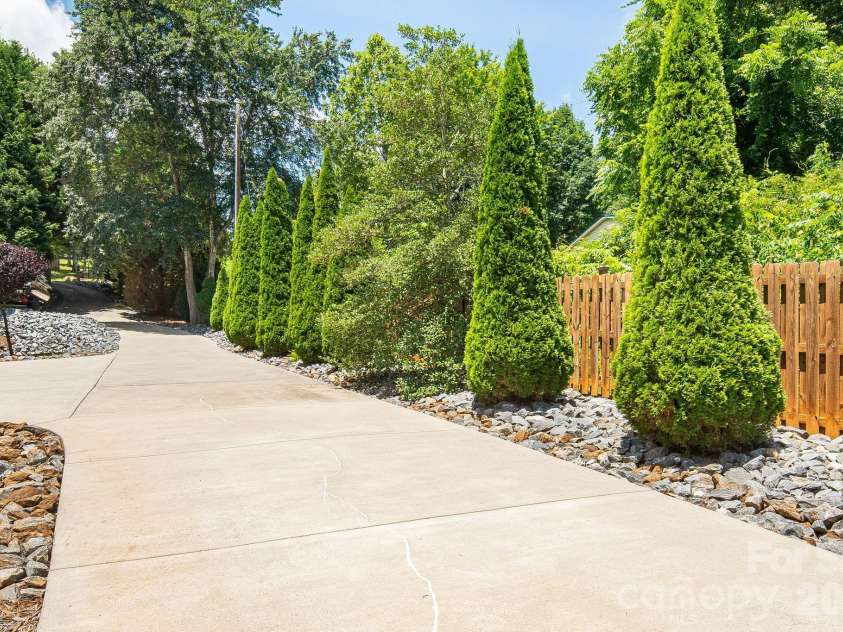 340 and 298 Apache Path, Marion, NC 28752.  MLS# CAR4405014, YatesRealty ID 43330. 