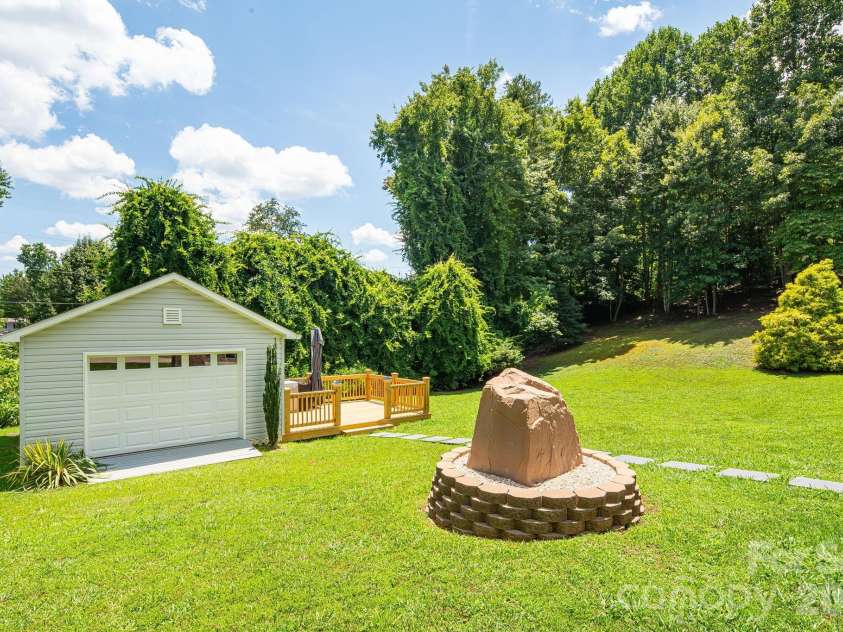 340 and 298 Apache Path, Marion, NC 28752.  MLS# CAR4405014, YatesRealty ID 43330. 