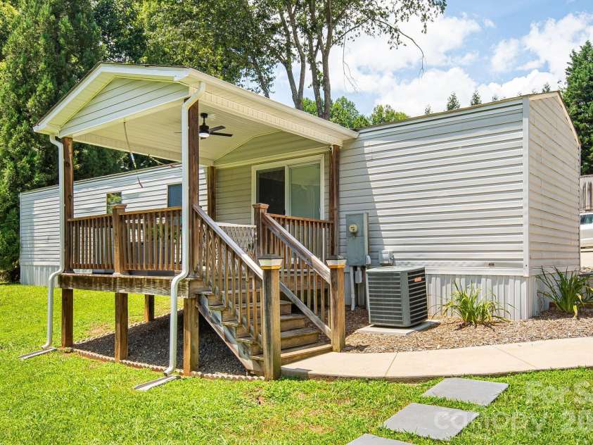340 and 298 Apache Path, Marion, NC 28752.  MLS# CAR4405014, YatesRealty ID 43330. 