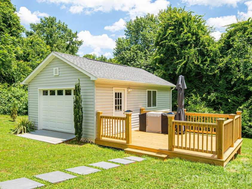 340 and 298 Apache Path, Marion, NC 28752.  MLS# CAR4405014, YatesRealty ID 43330. 