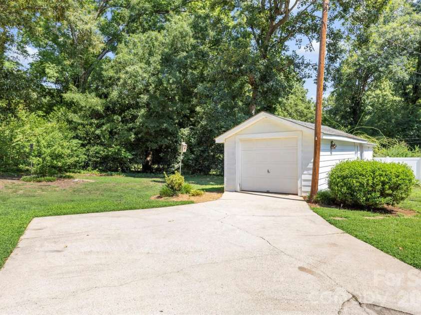 603 6th Street, Albemarle, NC 28001.  MLS# CAR4404180, YatesRealty ID 43334. 