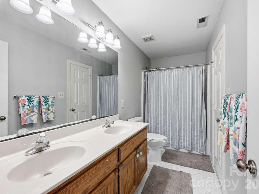 4620 Fairvista Drive, Charlotte, NC 28269.  MLS# CAR4411125, YatesRealty ID 43339. Bathroom