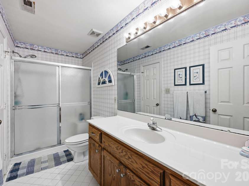 4620 Fairvista Drive, Charlotte, NC 28269.  MLS# CAR4411125, YatesRealty ID 43339. Bathroom