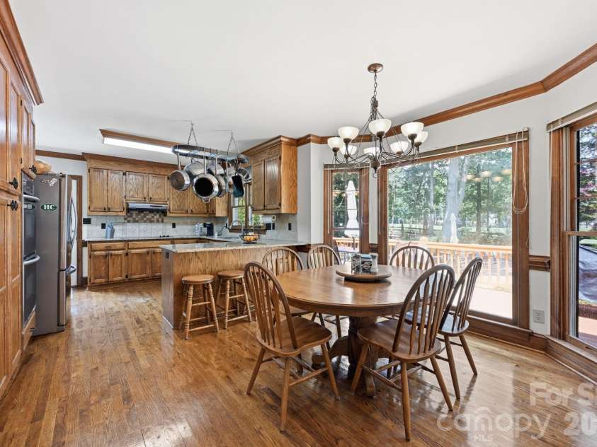 4620 Fairvista Drive, Charlotte, NC 28269.  MLS# CAR4411125, YatesRealty ID 43339. Breakfast Area