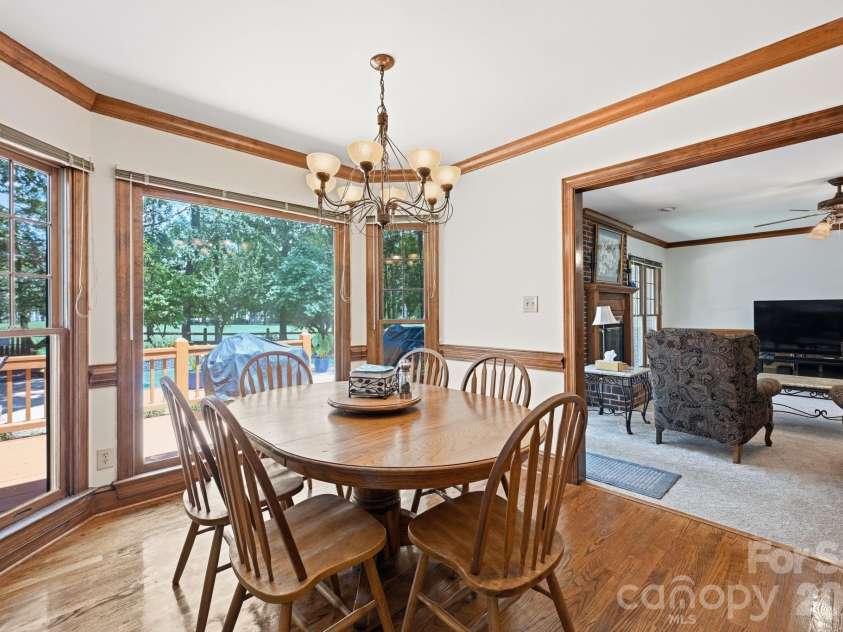 4620 Fairvista Drive, Charlotte, NC 28269.  MLS# CAR4411125, YatesRealty ID 43339. Breakfast Area