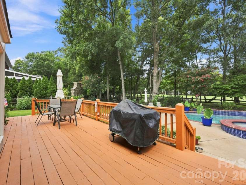 4620 Fairvista Drive, Charlotte, NC 28269.  MLS# CAR4411125, YatesRealty ID 43339. Deck