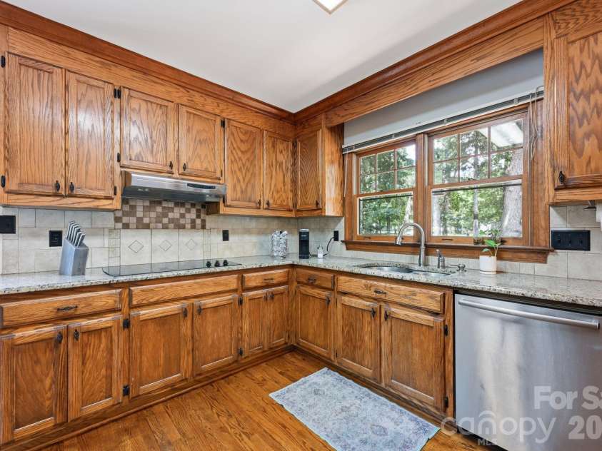 4620 Fairvista Drive, Charlotte, NC 28269.  MLS# CAR4411125, YatesRealty ID 43339. Kitchen