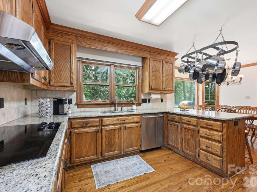 4620 Fairvista Drive, Charlotte, NC 28269.  MLS# CAR4411125, YatesRealty ID 43339. Kitchen