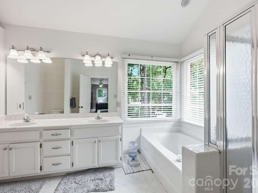 4620 Fairvista Drive, Charlotte, NC 28269.  MLS# CAR4411125, YatesRealty ID 43339. Primary Bath
