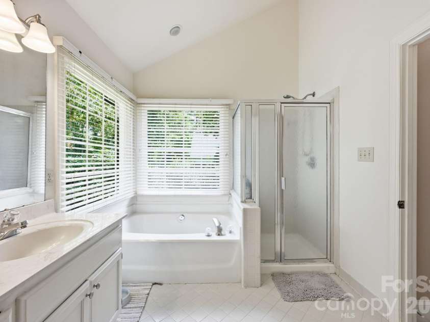 4620 Fairvista Drive, Charlotte, NC 28269.  MLS# CAR4411125, YatesRealty ID 43339. Primary Bath