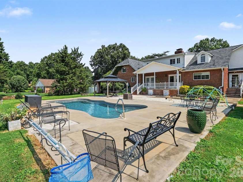 5914 Hanna Court, Charlotte, NC 28212.  MLS# CAR4409124, YatesRealty ID 43340. 