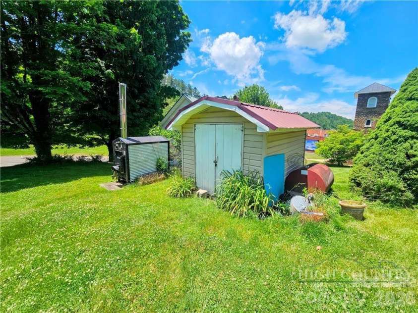 9216 Nc Highway 194 Highway, Lansing, NC 28643.  MLS# CAR4400818, YatesRealty ID 43341. 