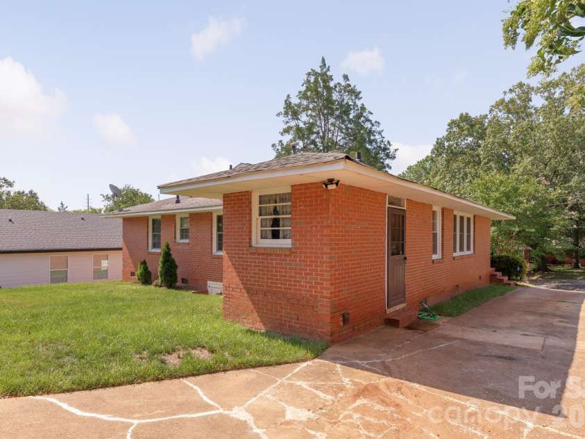1604 Patton Avenue, Charlotte, NC 28216.  MLS# CAR4409869, YatesRealty ID 43342. 
