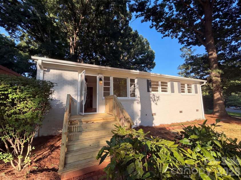 1933 Choyce Circle, Charlotte, NC 28217.  MLS# CAR4411029, YatesRealty ID 43350. 
