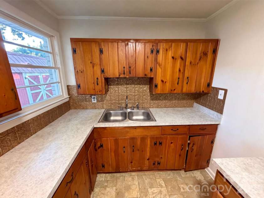 1933 Choyce Circle, Charlotte, NC 28217.  MLS# CAR4411029, YatesRealty ID 43350. 
