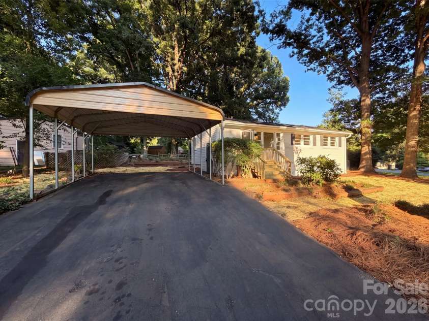 1933 Choyce Circle, Charlotte, NC 28217.  MLS# CAR4411029, YatesRealty ID 43350. 