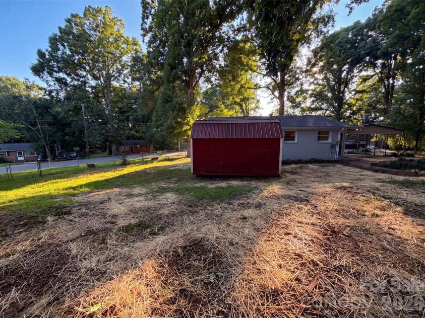 1933 Choyce Circle, Charlotte, NC 28217.  MLS# CAR4411029, YatesRealty ID 43350. 