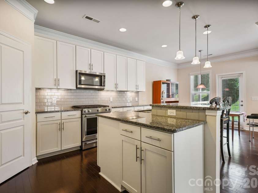 3845 Park South Station Boulevard, Charlotte, NC 28210.  MLS# CAR4399677, YatesRealty ID 43351. 