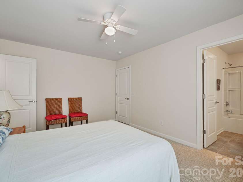 3845 Park South Station Boulevard, Charlotte, NC 28210.  MLS# CAR4399677, YatesRealty ID 43351. 
