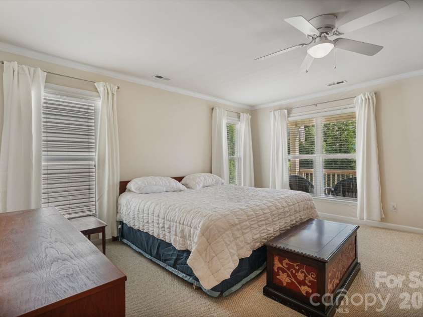 3845 Park South Station Boulevard, Charlotte, NC 28210.  MLS# CAR4399677, YatesRealty ID 43351. 