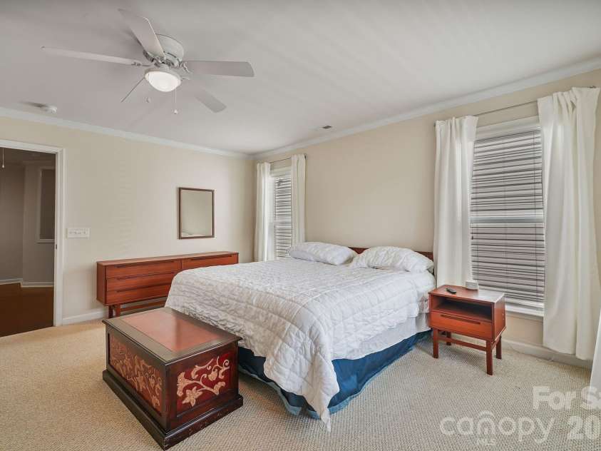 3845 Park South Station Boulevard, Charlotte, NC 28210.  MLS# CAR4399677, YatesRealty ID 43351. 
