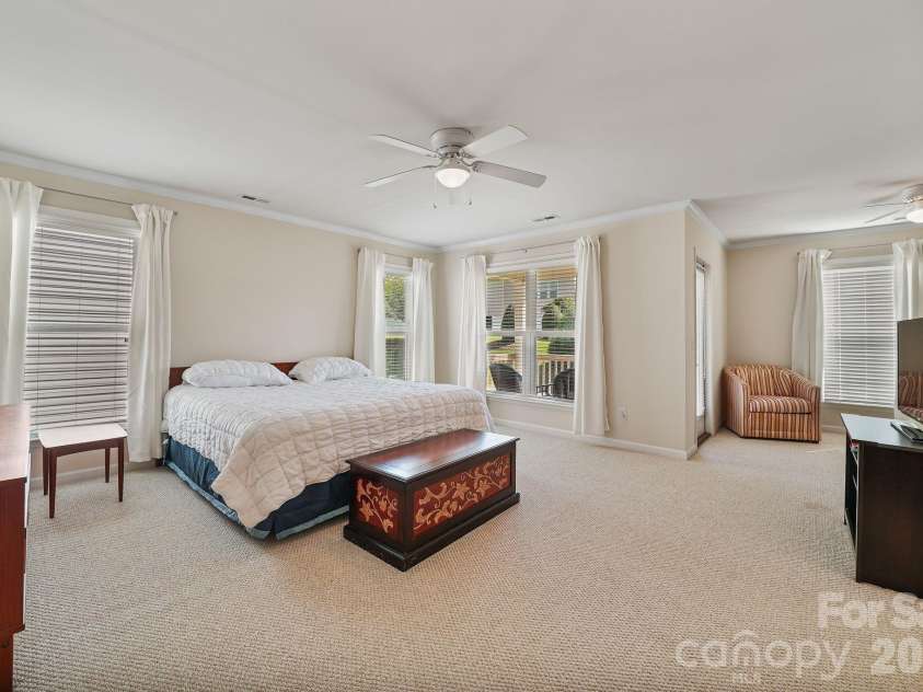 3845 Park South Station Boulevard, Charlotte, NC 28210.  MLS# CAR4399677, YatesRealty ID 43351. 