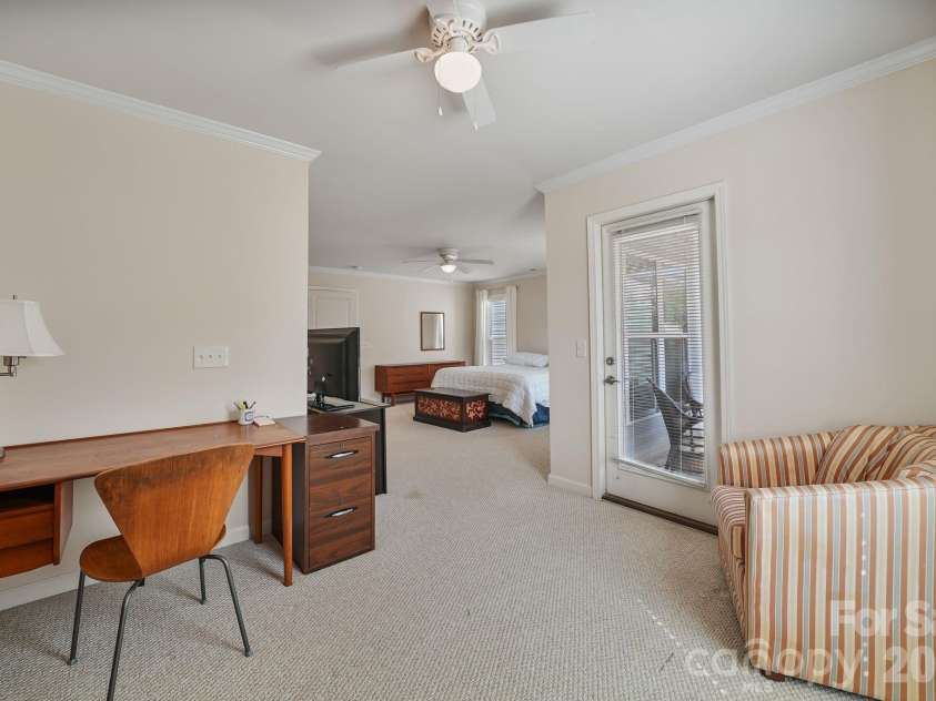 3845 Park South Station Boulevard, Charlotte, NC 28210.  MLS# CAR4399677, YatesRealty ID 43351. 