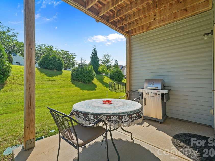3845 Park South Station Boulevard, Charlotte, NC 28210.  MLS# CAR4399677, YatesRealty ID 43351. 