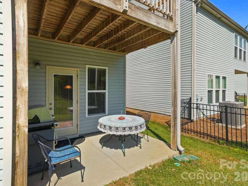 3845 Park South Station Boulevard, Charlotte, NC 28210.  MLS# CAR4399677, YatesRealty ID 43351. 