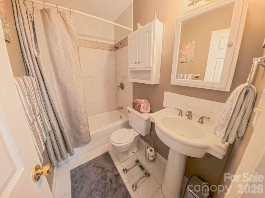 121 Wicklow Drive, Asheville, NC 28806.  MLS# CAR4407980, YatesRealty ID 43364. 2nd Bathroom - tiled