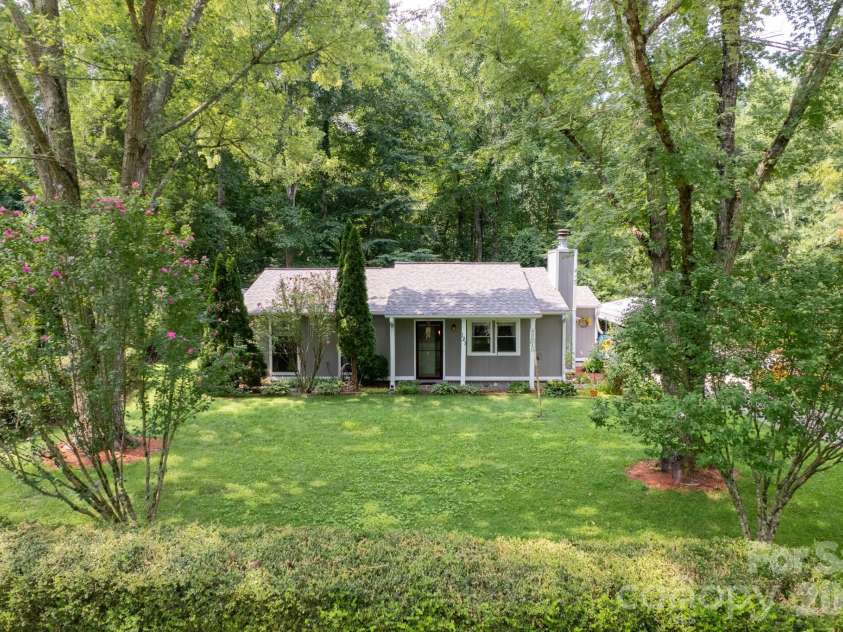 121 Wicklow Drive, Asheville, NC 28806.  MLS# CAR4407980, YatesRealty ID 43364. Spacious front yard and garden