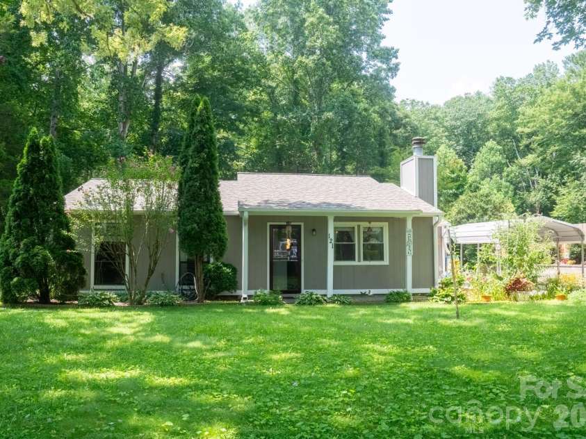 121 Wicklow Drive, Asheville, NC 28806.  MLS# CAR4407980, YatesRealty ID 43364. Spacious front yard and garden