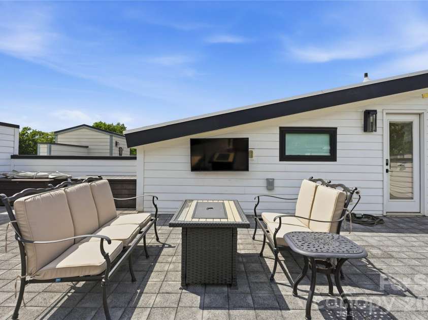 1004 Westbrook Drive, Charlotte, NC 28202.  MLS# CAR4394867, YatesRealty ID 43370. 