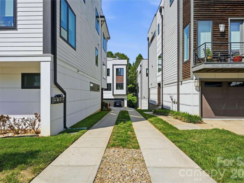 1004 Westbrook Drive, Charlotte, NC 28202.  MLS# CAR4394867, YatesRealty ID 43370. 