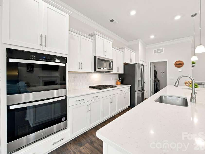 8125 Warford Little Road, Denver, NC 28037.  MLS# CAR4409016, YatesRealty ID 43374. Double wall ovens