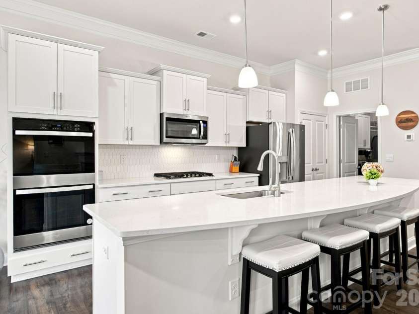 8125 Warford Little Road, Denver, NC 28037.  MLS# CAR4409016, YatesRealty ID 43374. Kitchen with quartz countertops