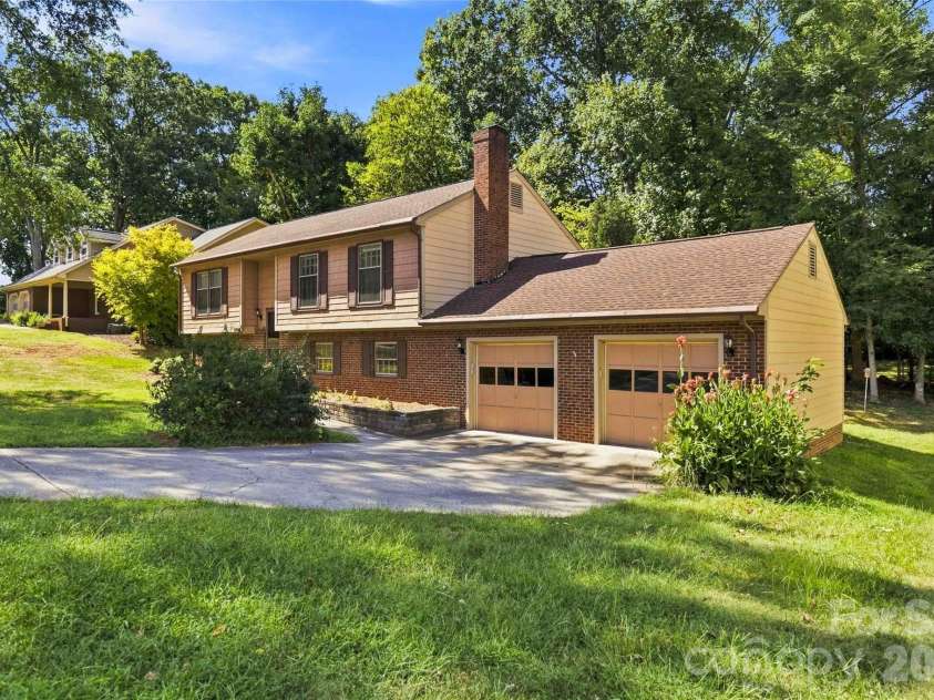 5000 Cedar Forest Drive, Charlotte, NC 28226.  MLS# CAR4423449, YatesRealty ID 43376. 