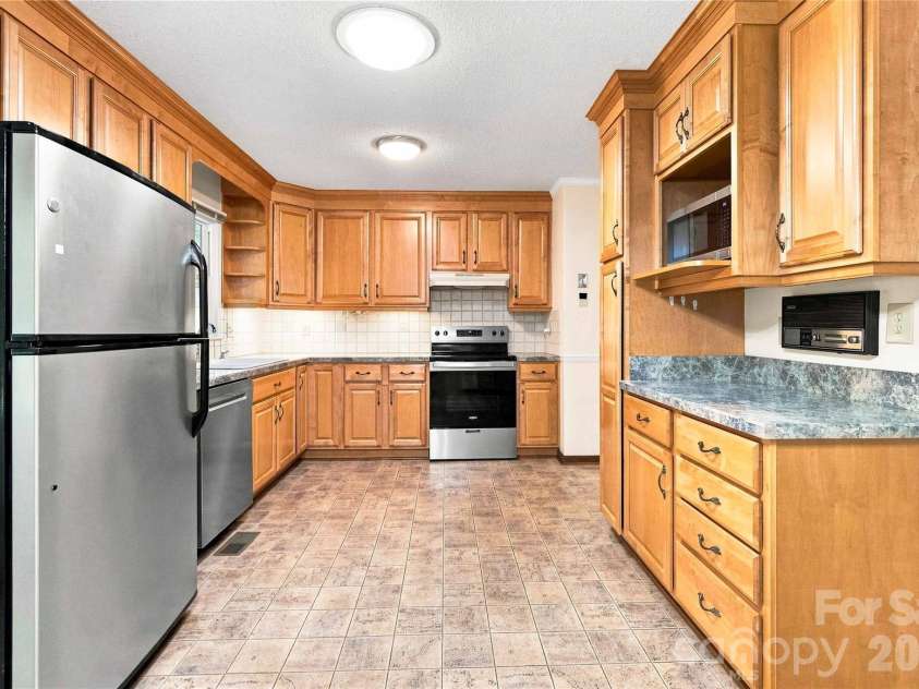 5000 Cedar Forest Drive, Charlotte, NC 28226.  MLS# CAR4423449, YatesRealty ID 43376. 