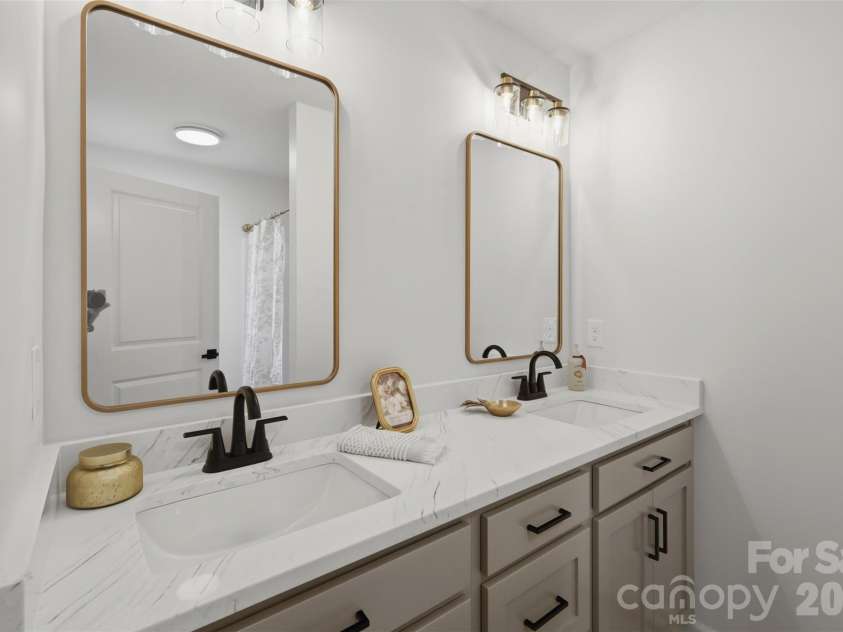 155 Haven Circle, Stony Point, NC 28678.  MLS# CAR4408369, YatesRealty ID 43377. En Suite Bath